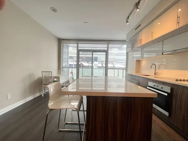 Toronto C01, ON M5V 0C4,8 Mercer ST #327