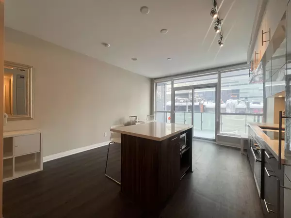 Toronto C01, ON M5V 0C4,8 Mercer ST #327