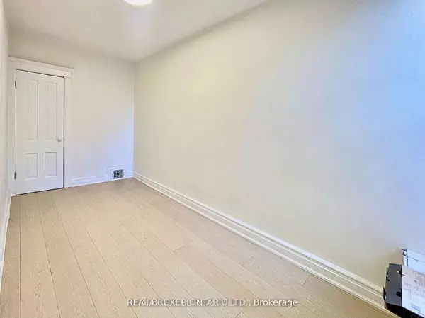 Toronto C01, ON M5T 1B5,26 Carr ST #Upper