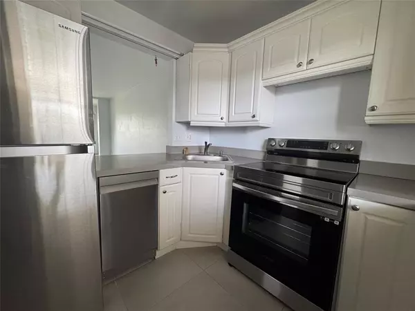 Davie, FL 33324,9235A Lagoon Pl #310