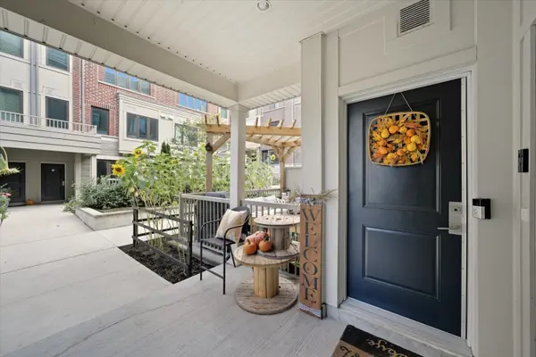 95 Eastwood Park GDNS #21, Toronto W06, ON M8W 0B9