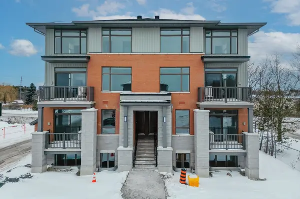 201 Silhouette Private, Barrhaven, ON K2J 7J8