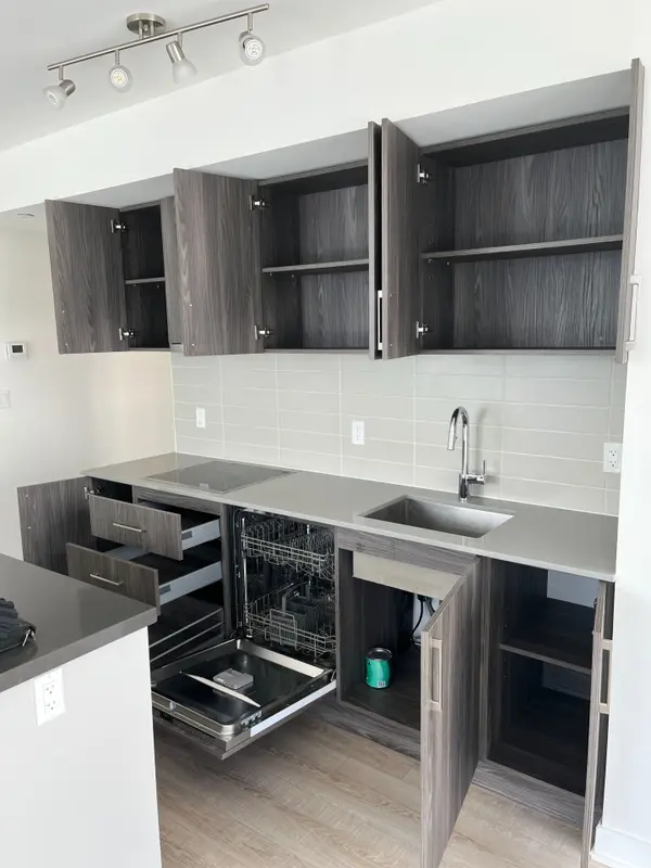 Toronto C01, ON M5V 2P1,27 Bathurst ST #1202