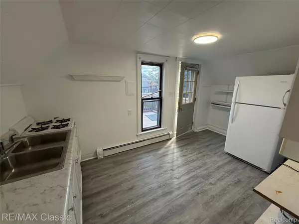 South Lyon, MI 48178,124 N Warren ST