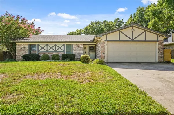 2917 Highgate Lane, Bedford, TX 76021