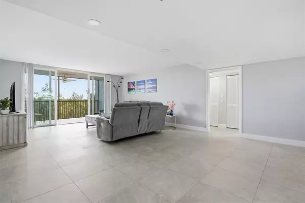 Lauderhill, FL 33319,3910 Inverrary Blvd #708-B