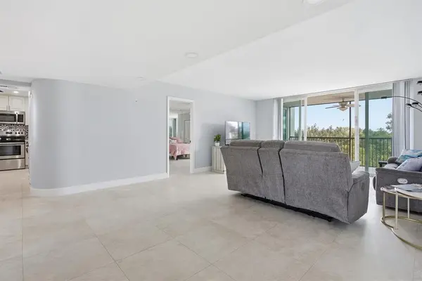 Lauderhill, FL 33319,3910 Inverrary Blvd #708-B