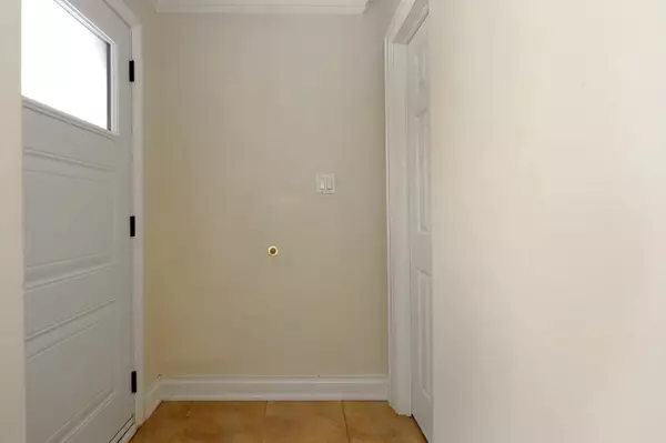 Mississauga, ON L5C 3A7,1021 Cedarglen Gate #16