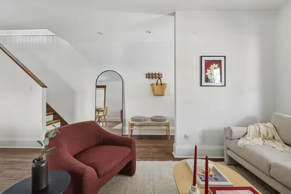 Toronto E02, ON M4L 3C5,193 Gainsborough RD