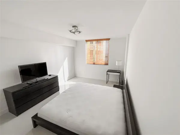 Miami, FL 33180,2775 NE 187th St #627