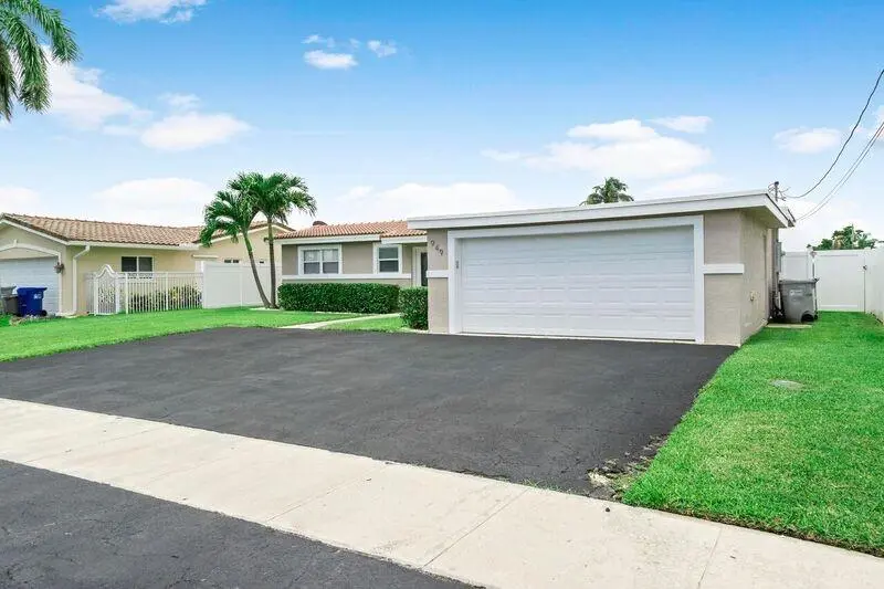 Pompano Beach, FL 33060,949 SE 10th Ct