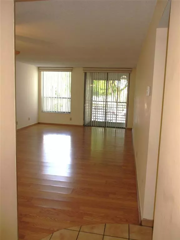 Tamarac, FL 33321,6751 N University Dr #323