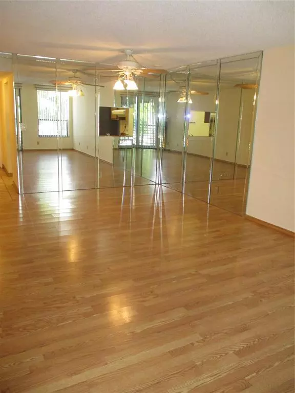 Tamarac, FL 33321,6751 N University Dr #323