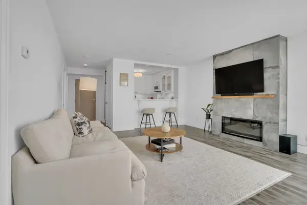 Barrie, ON L4M 6H9,140 Dunlop ST E #605