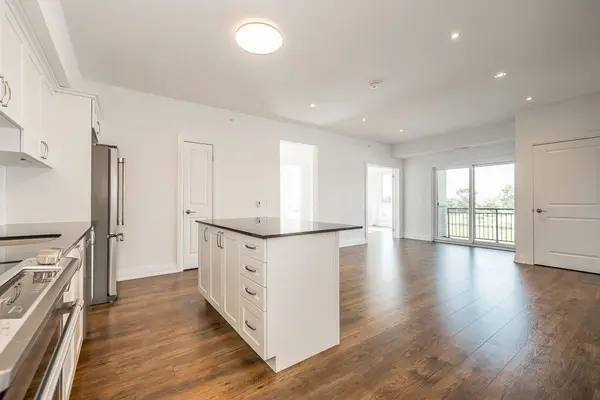 Barrie, ON L4M 0K9,299 Cundles RD E #402