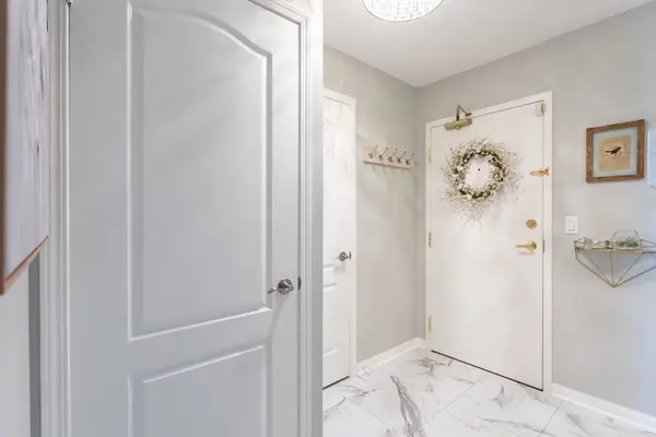 1140 Parkwest PL #709, Mississauga, ON L5E 3K9