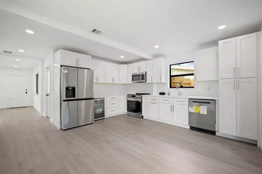 699 NE 40th St, Oakland Park, FL 33334