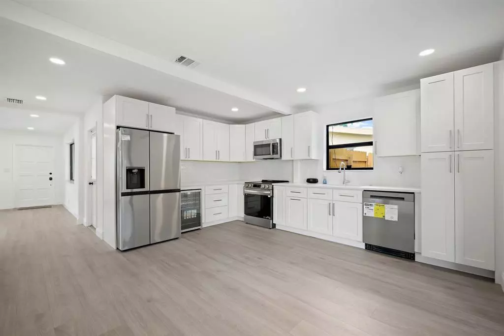 Oakland Park, FL 33334,699 NE 40th St