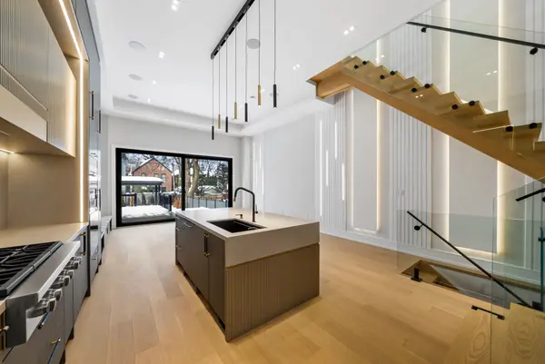 Toronto C04, ON M4R 1H9,116 Briar Hill AVE