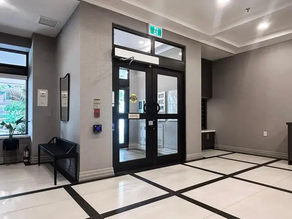 Toronto C02, ON M4V 3C4,1 Deer Park CRES #303