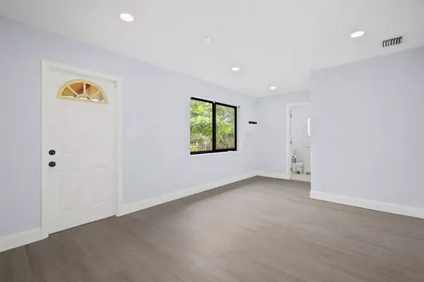 Oakland Park, FL 33334,699 NE 40th St