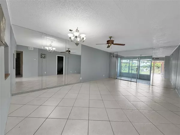 Margate, FL 33063,1035 Country Club Dr #407