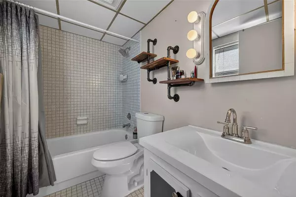 Fort Lauderdale, FL 33311,1800 N Andrews Ave #2F