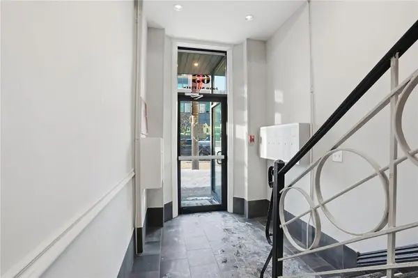 Hamilton, ON L8N 2B9,63 JOHN ST S #303