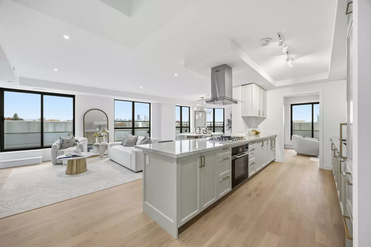 Toronto C04, ON M6B 0B2,505 Glencairn AVE #409