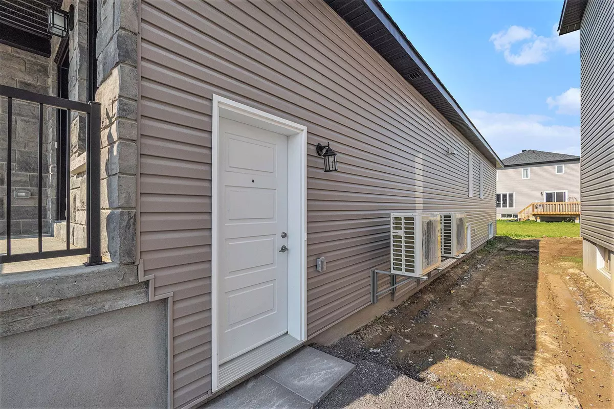 Russell, ON K0A 1W0,1218 MONTBLANC CRES #A