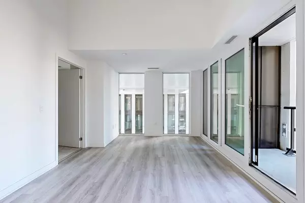 Toronto C01, ON M5T 3B9,238 Simcoe ST W #608