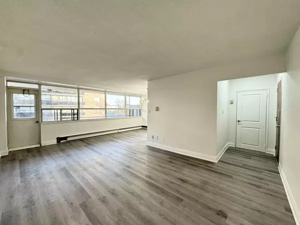 Toronto W04, ON M6M 2M3,17 Gulliver RD #305