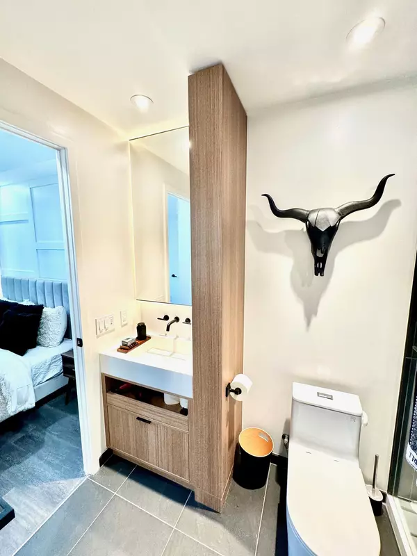 Toronto C08, ON M4Y 1S9,55 Charles ST E #1510