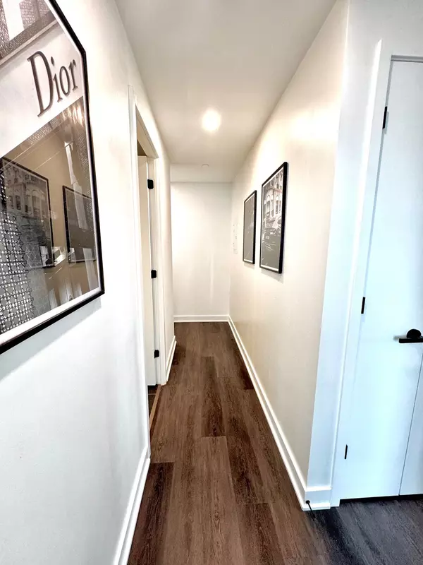 Toronto C08, ON M4Y 1S9,55 Charles ST E #1510