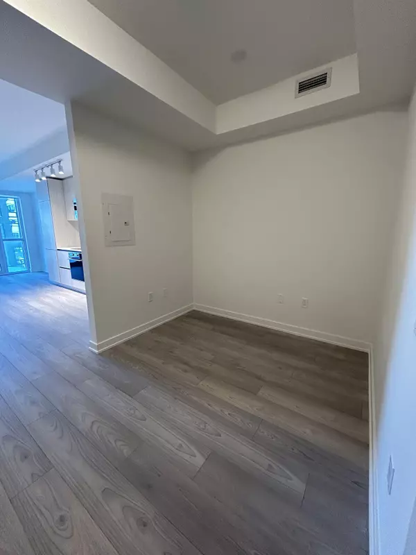 Toronto C10, ON M4P 1V7,110 Broadway AVE #2303