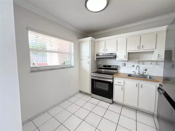 Sunrise, FL 33313,6005 Del Lago Cir #102