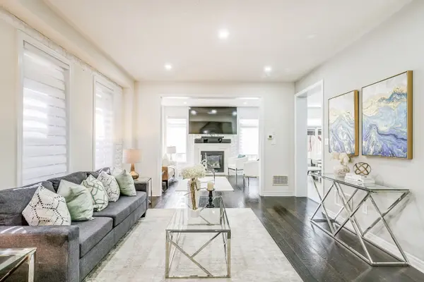 Bradford West Gwillimbury, ON L3Z 0G4,18 Rogers TRL