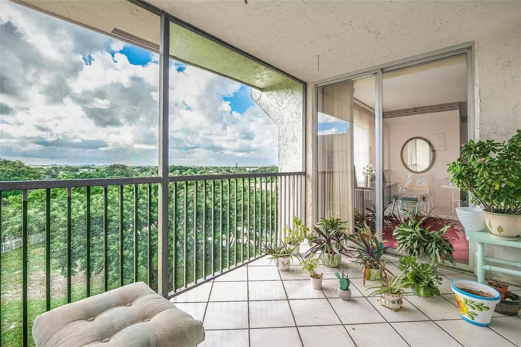 Lauderhill, FL 33319,3910 Inverrary Blvd #805-B