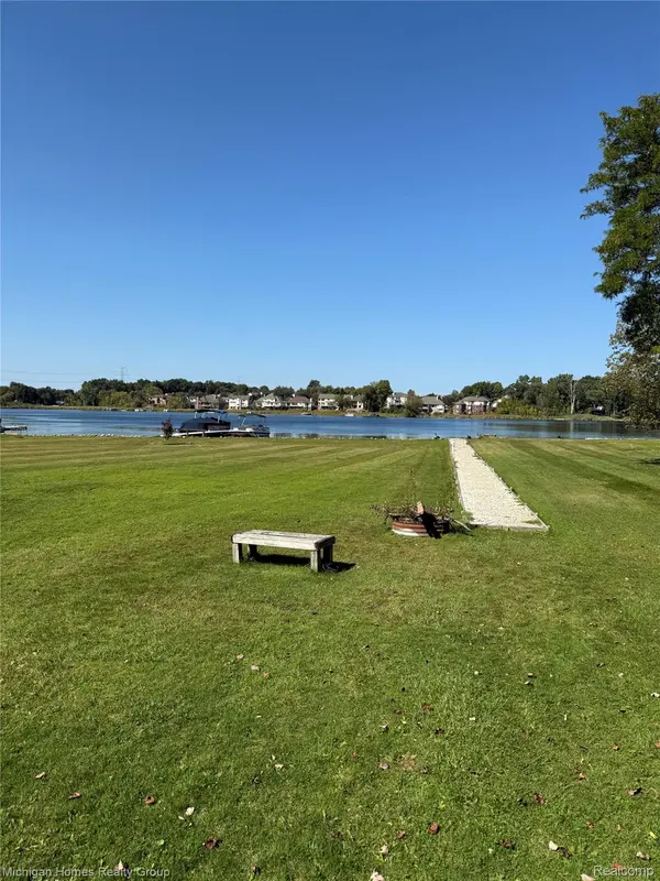 Wixom, MI 48393,2910 Loon DR