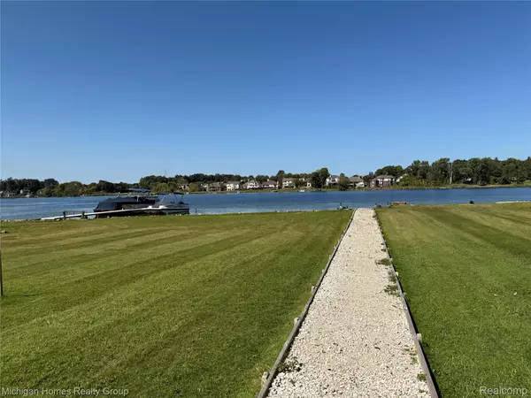 Wixom, MI 48393,2910 Loon DR