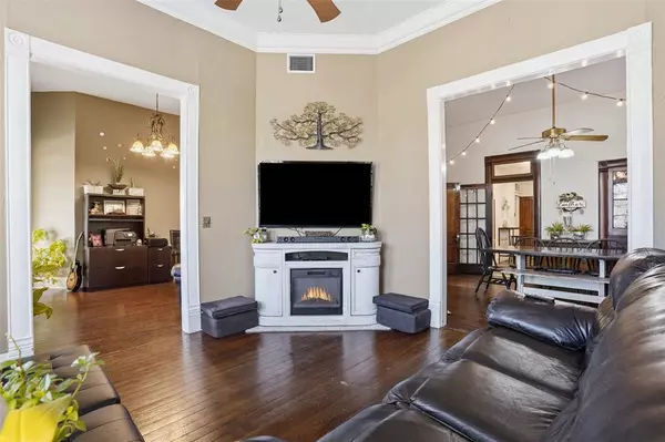 Cleburne, TX 76033,114 S Field Street