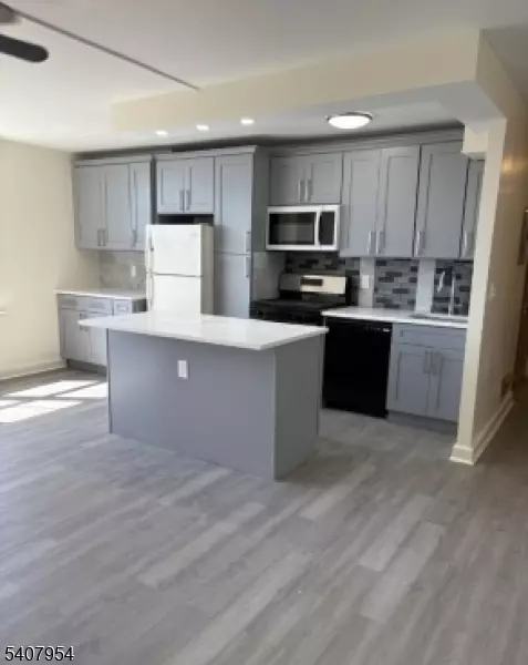 Elizabeth City, NJ 07208,704-712 N Broad St. 8D #D