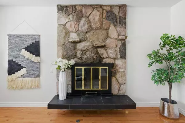 Calgary, AB T2L 2A2,3703 Valdes PL NW