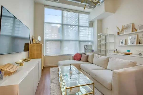 Toronto C08, ON M5B 2S1,135 Dalhousie ST #303