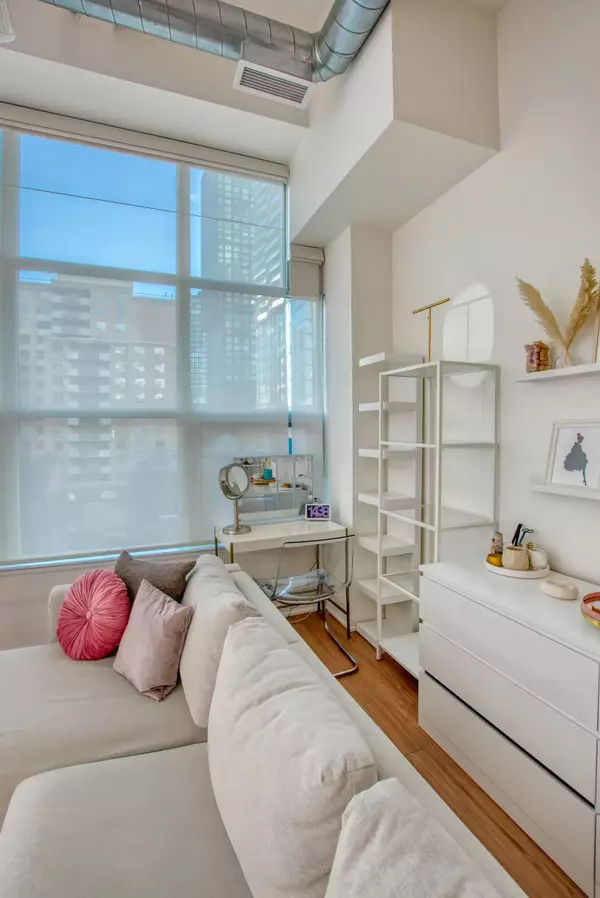 Toronto C08, ON M5B 2S1,135 Dalhousie ST #303