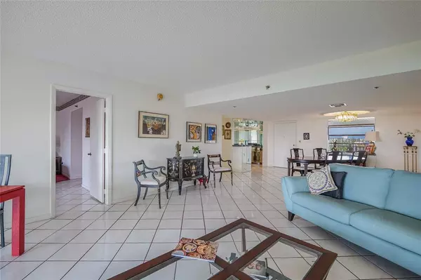 Lauderhill, FL 33319,3910 Inverrary Blvd #805-B