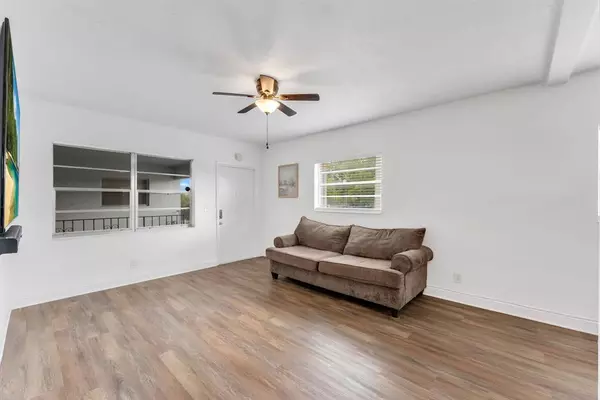 Pembroke Pines, FL 33024,7401 Pines Blvd #201