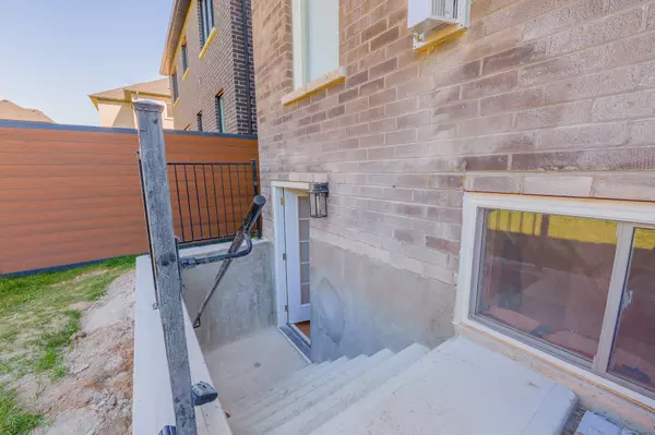 Innisfil, ON L0L 1W0,1038 Hardy WAY #Lower