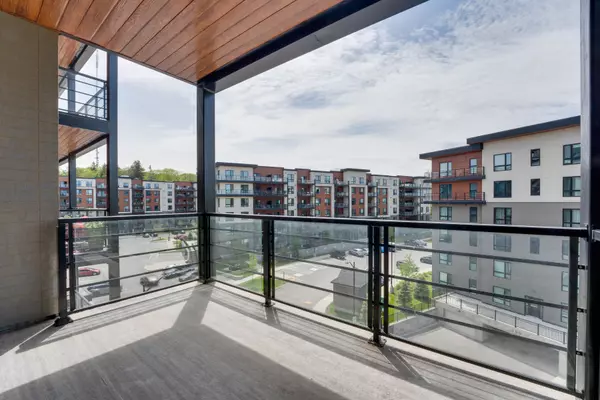 Barrie, ON L9J 0H3,302 ESSA RD #403