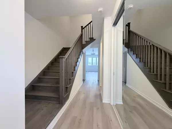 Barrie, ON L9J 0B7,94 Vinewood CRES